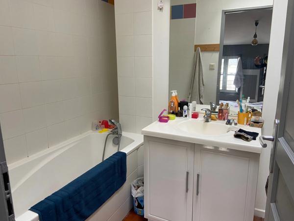 LA ROCHELLE RUE DES MERCIERS QUARTIER MARCHE COUVERT ADORABLE APPARTEMENT T3 DANS RESIDENCE RENOVEE