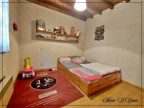 Maison de trois chambres + sous sol aménageable en rez-de-jardin sur 7400m² de jardin.