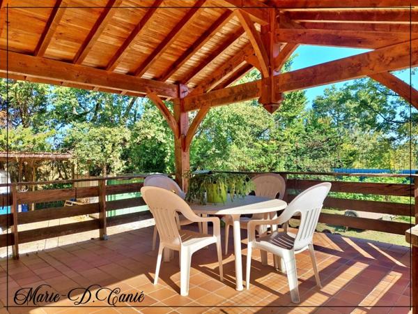 Maison de trois chambres + sous sol aménageable en rez-de-jardin sur 7400m² de jardin.