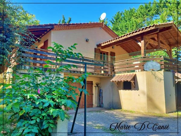 Maison de trois chambres + sous sol aménageable en rez-de-jardin sur 7400m² de jardin.