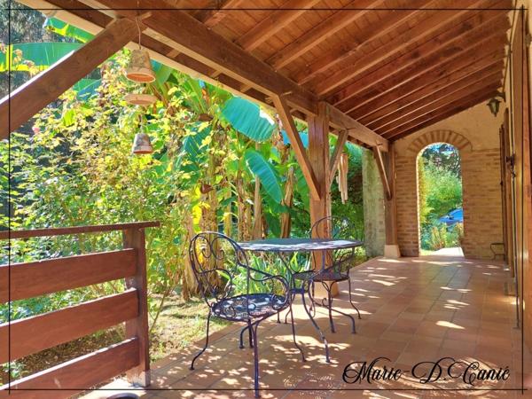 Maison de trois chambres + sous sol aménageable en rez-de-jardin sur 7400m² de jardin.