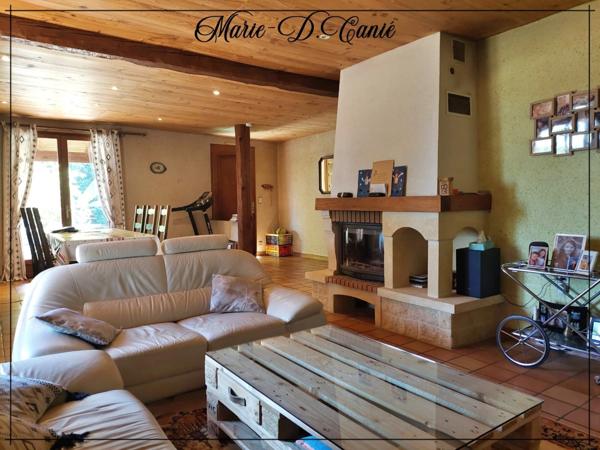Maison de trois chambres + sous sol aménageable en rez-de-jardin sur 7400m² de jardin.