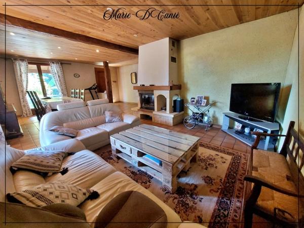 Maison de trois chambres + sous sol aménageable en rez-de-jardin sur 7400m² de jardin.