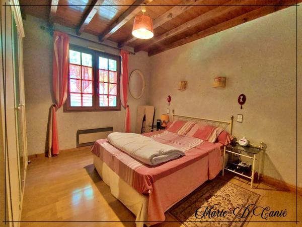 Maison de trois chambres + sous sol aménageable en rez-de-jardin sur 7400m² de jardin.