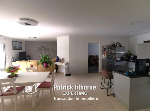 Maison de plain pied avec piscine