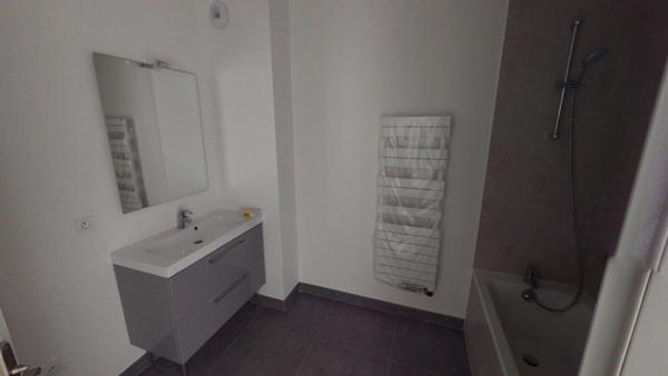 Location                                                      Appartement
                        
                     3 pièces                      72 m2                     à Le Coudray