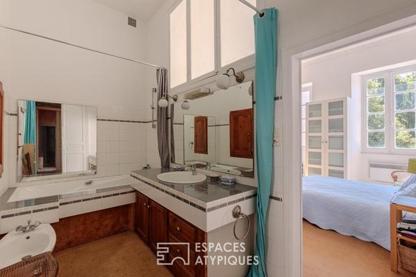Maison bourgeoise fin XVIIIe entre ville et campagne dans un centre historique