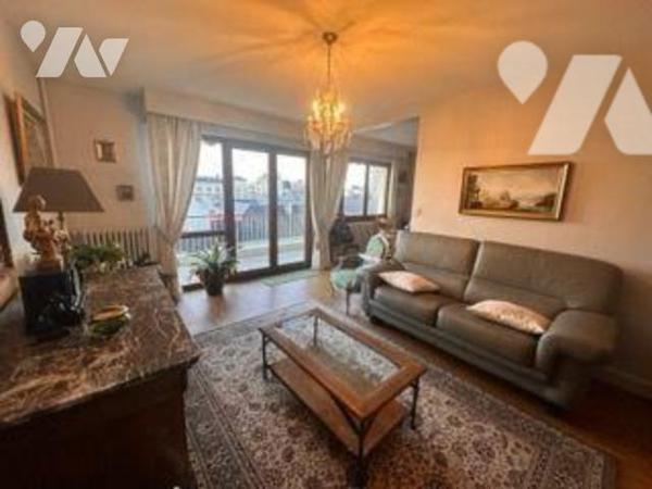 Un appartement situé en centre-ville offrant un séjour avec cuisiner ouverte de 36m², trois cha...