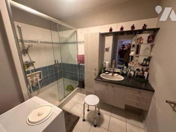 Un appartement situé en centre-ville offrant un séjour avec cuisiner ouverte de 36m², trois cha...