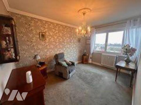 Un appartement situé en centre-ville offrant un séjour avec cuisiner ouverte de 36m², trois cha...