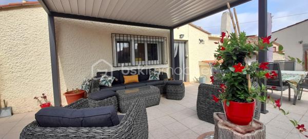 À Saint-Laurent-de-la-Salanque, découvrez cette agréable villa T4 de plain-pied d'environ 125 m², implantée sur une belle parcelle de 710 m². Dès l'entrée, vous serez séduit par son spacieux salon-séjour lumineux de 42 m², idéal pour partager des moments conviviaux en famille ou entre amis. La maison dispose également d'une cuisine indépendante entièrement équipée, de trois chambres avec placards, d'une salle d'eau moderne avec douche à l'italienne et d'un WC indépendant. À l'extérieur, profitez d'une vaste terrasse d'environ 60 m² avec cuisine d'été, parfaite pour les repas en plein air. Le terrain, piscinable, offre de nombreuses possibilités d'aménagement et permet le stationnement de plusieurs véhicules. Un atelier et une dépendance complètent ce bien, constituant un véritable atout pour une activité artisanale, libérale ou pour disposer d'espaces de rangement supplémentaires. Côté confort : climatisation, double vitrage, volets roulants électriques, portail automatique, vide sanitaire et forage. Située à proximité des plages du Barcarès et des commodités, cette propriété rare sur le secteur allie confort de vie, espace extérieur généreux et fort potentiel d'exploitation. À visiter sans tarder !