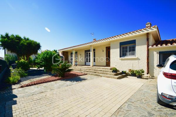 À Saint-Laurent-de-la-Salanque, découvrez cette agréable villa T4 de plain-pied d'environ 125 m², implantée sur une belle parcelle de 710 m². Dès l'entrée, vous serez séduit par son spacieux salon-séjour lumineux de 42 m², idéal pour partager des moments conviviaux en famille ou entre amis. La maison dispose également d'une cuisine indépendante entièrement équipée, de trois chambres avec placards, d'une salle d'eau moderne avec douche à l'italienne et d'un WC indépendant. À l'extérieur, profitez d'une vaste terrasse d'environ 60 m² avec cuisine d'été, parfaite pour les repas en plein air. Le terrain, piscinable, offre de nombreuses possibilités d'aménagement et permet le stationnement de plusieurs véhicules. Un atelier et une dépendance complètent ce bien, constituant un véritable atout pour une activité artisanale, libérale ou pour disposer d'espaces de rangement supplémentaires. Côté confort : climatisation, double vitrage, volets roulants électriques, portail automatique, vide sanitaire et forage. Située à proximité des plages du Barcarès et des commodités, cette propriété rare sur le secteur allie confort de vie, espace extérieur généreux et fort potentiel d'exploitation. À visiter sans tarder !