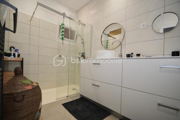 À Saint-Laurent-de-la-Salanque, découvrez cette agréable villa T4 de plain-pied d'environ 125 m², implantée sur une belle parcelle de 710 m². Dès l'entrée, vous serez séduit par son spacieux salon-séjour lumineux de 42 m², idéal pour partager des moments conviviaux en famille ou entre amis. La maison dispose également d'une cuisine indépendante entièrement équipée, de trois chambres avec placards, d'une salle d'eau moderne avec douche à l'italienne et d'un WC indépendant. À l'extérieur, profitez d'une vaste terrasse d'environ 60 m² avec cuisine d'été, parfaite pour les repas en plein air. Le terrain, piscinable, offre de nombreuses possibilités d'aménagement et permet le stationnement de plusieurs véhicules. Un atelier et une dépendance complètent ce bien, constituant un véritable atout pour une activité artisanale, libérale ou pour disposer d'espaces de rangement supplémentaires. Côté confort : climatisation, double vitrage, volets roulants électriques, portail automatique, vide sanitaire et forage. Située à proximité des plages du Barcarès et des commodités, cette propriété rare sur le secteur allie confort de vie, espace extérieur généreux et fort potentiel d'exploitation. À visiter sans tarder !