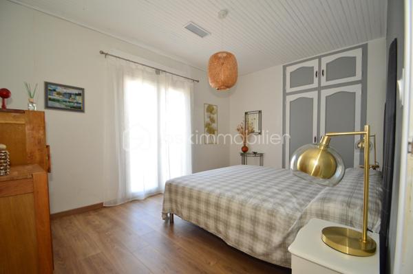 À Saint-Laurent-de-la-Salanque, découvrez cette agréable villa T4 de plain-pied d'environ 125 m², implantée sur une belle parcelle de 710 m². Dès l'entrée, vous serez séduit par son spacieux salon-séjour lumineux de 42 m², idéal pour partager des moments conviviaux en famille ou entre amis. La maison dispose également d'une cuisine indépendante entièrement équipée, de trois chambres avec placards, d'une salle d'eau moderne avec douche à l'italienne et d'un WC indépendant. À l'extérieur, profitez d'une vaste terrasse d'environ 60 m² avec cuisine d'été, parfaite pour les repas en plein air. Le terrain, piscinable, offre de nombreuses possibilités d'aménagement et permet le stationnement de plusieurs véhicules. Un atelier et une dépendance complètent ce bien, constituant un véritable atout pour une activité artisanale, libérale ou pour disposer d'espaces de rangement supplémentaires. Côté confort : climatisation, double vitrage, volets roulants électriques, portail automatique, vide sanitaire et forage. Située à proximité des plages du Barcarès et des commodités, cette propriété rare sur le secteur allie confort de vie, espace extérieur généreux et fort potentiel d'exploitation. À visiter sans tarder !
