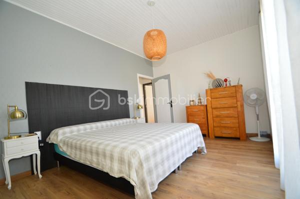 À Saint-Laurent-de-la-Salanque, découvrez cette agréable villa T4 de plain-pied d'environ 125 m², implantée sur une belle parcelle de 710 m². Dès l'entrée, vous serez séduit par son spacieux salon-séjour lumineux de 42 m², idéal pour partager des moments conviviaux en famille ou entre amis. La maison dispose également d'une cuisine indépendante entièrement équipée, de trois chambres avec placards, d'une salle d'eau moderne avec douche à l'italienne et d'un WC indépendant. À l'extérieur, profitez d'une vaste terrasse d'environ 60 m² avec cuisine d'été, parfaite pour les repas en plein air. Le terrain, piscinable, offre de nombreuses possibilités d'aménagement et permet le stationnement de plusieurs véhicules. Un atelier et une dépendance complètent ce bien, constituant un véritable atout pour une activité artisanale, libérale ou pour disposer d'espaces de rangement supplémentaires. Côté confort : climatisation, double vitrage, volets roulants électriques, portail automatique, vide sanitaire et forage. Située à proximité des plages du Barcarès et des commodités, cette propriété rare sur le secteur allie confort de vie, espace extérieur généreux et fort potentiel d'exploitation. À visiter sans tarder !
