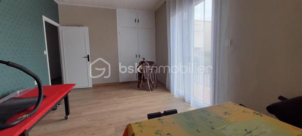 À Saint-Laurent-de-la-Salanque, découvrez cette agréable villa T4 de plain-pied d'environ 125 m², implantée sur une belle parcelle de 710 m². Dès l'entrée, vous serez séduit par son spacieux salon-séjour lumineux de 42 m², idéal pour partager des moments conviviaux en famille ou entre amis. La maison dispose également d'une cuisine indépendante entièrement équipée, de trois chambres avec placards, d'une salle d'eau moderne avec douche à l'italienne et d'un WC indépendant. À l'extérieur, profitez d'une vaste terrasse d'environ 60 m² avec cuisine d'été, parfaite pour les repas en plein air. Le terrain, piscinable, offre de nombreuses possibilités d'aménagement et permet le stationnement de plusieurs véhicules. Un atelier et une dépendance complètent ce bien, constituant un véritable atout pour une activité artisanale, libérale ou pour disposer d'espaces de rangement supplémentaires. Côté confort : climatisation, double vitrage, volets roulants électriques, portail automatique, vide sanitaire et forage. Située à proximité des plages du Barcarès et des commodités, cette propriété rare sur le secteur allie confort de vie, espace extérieur généreux et fort potentiel d'exploitation. À visiter sans tarder !