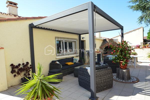 À Saint-Laurent-de-la-Salanque, découvrez cette agréable villa T4 de plain-pied d'environ 125 m², implantée sur une belle parcelle de 710 m². Dès l'entrée, vous serez séduit par son spacieux salon-séjour lumineux de 42 m², idéal pour partager des moments conviviaux en famille ou entre amis. La maison dispose également d'une cuisine indépendante entièrement équipée, de trois chambres avec placards, d'une salle d'eau moderne avec douche à l'italienne et d'un WC indépendant. À l'extérieur, profitez d'une vaste terrasse d'environ 60 m² avec cuisine d'été, parfaite pour les repas en plein air. Le terrain, piscinable, offre de nombreuses possibilités d'aménagement et permet le stationnement de plusieurs véhicules. Un atelier et une dépendance complètent ce bien, constituant un véritable atout pour une activité artisanale, libérale ou pour disposer d'espaces de rangement supplémentaires. Côté confort : climatisation, double vitrage, volets roulants électriques, portail automatique, vide sanitaire et forage. Située à proximité des plages du Barcarès et des commodités, cette propriété rare sur le secteur allie confort de vie, espace extérieur généreux et fort potentiel d'exploitation. À visiter sans tarder !