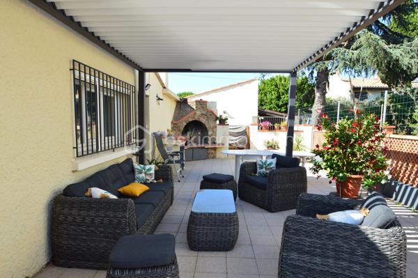 À Saint-Laurent-de-la-Salanque, découvrez cette agréable villa T4 de plain-pied d'environ 125 m², implantée sur une belle parcelle de 710 m². Dès l'entrée, vous serez séduit par son spacieux salon-séjour lumineux de 42 m², idéal pour partager des moments conviviaux en famille ou entre amis. La maison dispose également d'une cuisine indépendante entièrement équipée, de trois chambres avec placards, d'une salle d'eau moderne avec douche à l'italienne et d'un WC indépendant. À l'extérieur, profitez d'une vaste terrasse d'environ 60 m² avec cuisine d'été, parfaite pour les repas en plein air. Le terrain, piscinable, offre de nombreuses possibilités d'aménagement et permet le stationnement de plusieurs véhicules. Un atelier et une dépendance complètent ce bien, constituant un véritable atout pour une activité artisanale, libérale ou pour disposer d'espaces de rangement supplémentaires. Côté confort : climatisation, double vitrage, volets roulants électriques, portail automatique, vide sanitaire et forage. Située à proximité des plages du Barcarès et des commodités, cette propriété rare sur le secteur allie confort de vie, espace extérieur généreux et fort potentiel d'exploitation. À visiter sans tarder !
