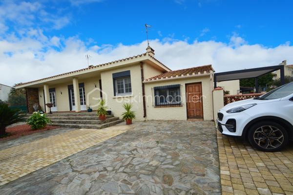 À Saint-Laurent-de-la-Salanque, découvrez cette agréable villa T4 de plain-pied d'environ 125 m², implantée sur une belle parcelle de 710 m². Dès l'entrée, vous serez séduit par son spacieux salon-séjour lumineux de 42 m², idéal pour partager des moments conviviaux en famille ou entre amis. La maison dispose également d'une cuisine indépendante entièrement équipée, de trois chambres avec placards, d'une salle d'eau moderne avec douche à l'italienne et d'un WC indépendant. À l'extérieur, profitez d'une vaste terrasse d'environ 60 m² avec cuisine d'été, parfaite pour les repas en plein air. Le terrain, piscinable, offre de nombreuses possibilités d'aménagement et permet le stationnement de plusieurs véhicules. Un atelier et une dépendance complètent ce bien, constituant un véritable atout pour une activité artisanale, libérale ou pour disposer d'espaces de rangement supplémentaires. Côté confort : climatisation, double vitrage, volets roulants électriques, portail automatique, vide sanitaire et forage. Située à proximité des plages du Barcarès et des commodités, cette propriété rare sur le secteur allie confort de vie, espace extérieur généreux et fort potentiel d'exploitation. À visiter sans tarder !