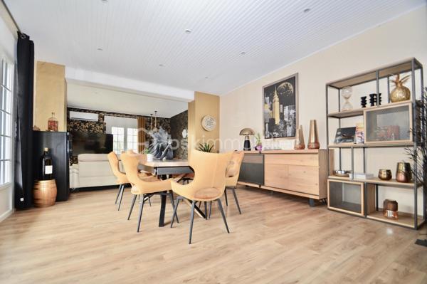 À Saint-Laurent-de-la-Salanque, découvrez cette agréable villa T4 de plain-pied d'environ 125 m², implantée sur une belle parcelle de 710 m². Dès l'entrée, vous serez séduit par son spacieux salon-séjour lumineux de 42 m², idéal pour partager des moments conviviaux en famille ou entre amis. La maison dispose également d'une cuisine indépendante entièrement équipée, de trois chambres avec placards, d'une salle d'eau moderne avec douche à l'italienne et d'un WC indépendant. À l'extérieur, profitez d'une vaste terrasse d'environ 60 m² avec cuisine d'été, parfaite pour les repas en plein air. Le terrain, piscinable, offre de nombreuses possibilités d'aménagement et permet le stationnement de plusieurs véhicules. Un atelier et une dépendance complètent ce bien, constituant un véritable atout pour une activité artisanale, libérale ou pour disposer d'espaces de rangement supplémentaires. Côté confort : climatisation, double vitrage, volets roulants électriques, portail automatique, vide sanitaire et forage. Située à proximité des plages du Barcarès et des commodités, cette propriété rare sur le secteur allie confort de vie, espace extérieur généreux et fort potentiel d'exploitation. À visiter sans tarder !