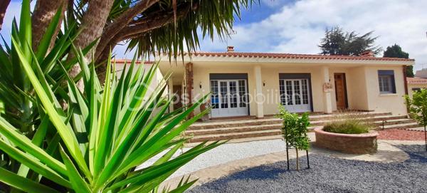 À Saint-Laurent-de-la-Salanque, découvrez cette agréable villa T4 de plain-pied d'environ 125 m², implantée sur une belle parcelle de 710 m². Dès l'entrée, vous serez séduit par son spacieux salon-séjour lumineux de 42 m², idéal pour partager des moments conviviaux en famille ou entre amis. La maison dispose également d'une cuisine indépendante entièrement équipée, de trois chambres avec placards, d'une salle d'eau moderne avec douche à l'italienne et d'un WC indépendant. À l'extérieur, profitez d'une vaste terrasse d'environ 60 m² avec cuisine d'été, parfaite pour les repas en plein air. Le terrain, piscinable, offre de nombreuses possibilités d'aménagement et permet le stationnement de plusieurs véhicules. Un atelier et une dépendance complètent ce bien, constituant un véritable atout pour une activité artisanale, libérale ou pour disposer d'espaces de rangement supplémentaires. Côté confort : climatisation, double vitrage, volets roulants électriques, portail automatique, vide sanitaire et forage. Située à proximité des plages du Barcarès et des commodités, cette propriété rare sur le secteur allie confort de vie, espace extérieur généreux et fort potentiel d'exploitation. À visiter sans tarder !