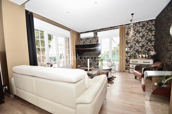 À Saint-Laurent-de-la-Salanque, découvrez cette agréable villa T4 de plain-pied d'environ 125 m², implantée sur une belle parcelle de 710 m². Dès l'entrée, vous serez séduit par son spacieux salon-séjour lumineux de 42 m², idéal pour partager des moments conviviaux en famille ou entre amis. La maison dispose également d'une cuisine indépendante entièrement équipée, de trois chambres avec placards, d'une salle d'eau moderne avec douche à l'italienne et d'un WC indépendant. À l'extérieur, profitez d'une vaste terrasse d'environ 60 m² avec cuisine d'été, parfaite pour les repas en plein air. Le terrain, piscinable, offre de nombreuses possibilités d'aménagement et permet le stationnement de plusieurs véhicules. Un atelier et une dépendance complètent ce bien, constituant un véritable atout pour une activité artisanale, libérale ou pour disposer d'espaces de rangement supplémentaires. Côté confort : climatisation, double vitrage, volets roulants électriques, portail automatique, vide sanitaire et forage. Située à proximité des plages du Barcarès et des commodités, cette propriété rare sur le secteur allie confort de vie, espace extérieur généreux et fort potentiel d'exploitation. À visiter sans tarder !