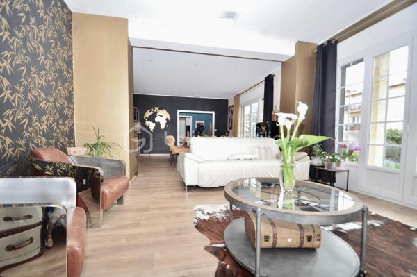 À Saint-Laurent-de-la-Salanque, découvrez cette agréable villa T4 de plain-pied d'environ 125 m², implantée sur une belle parcelle de 710 m². Dès l'entrée, vous serez séduit par son spacieux salon-séjour lumineux de 42 m², idéal pour partager des moments conviviaux en famille ou entre amis. La maison dispose également d'une cuisine indépendante entièrement équipée, de trois chambres avec placards, d'une salle d'eau moderne avec douche à l'italienne et d'un WC indépendant. À l'extérieur, profitez d'une vaste terrasse d'environ 60 m² avec cuisine d'été, parfaite pour les repas en plein air. Le terrain, piscinable, offre de nombreuses possibilités d'aménagement et permet le stationnement de plusieurs véhicules. Un atelier et une dépendance complètent ce bien, constituant un véritable atout pour une activité artisanale, libérale ou pour disposer d'espaces de rangement supplémentaires. Côté confort : climatisation, double vitrage, volets roulants électriques, portail automatique, vide sanitaire et forage. Située à proximité des plages du Barcarès et des commodités, cette propriété rare sur le secteur allie confort de vie, espace extérieur généreux et fort potentiel d'exploitation. À visiter sans tarder !