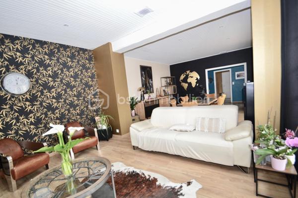 À Saint-Laurent-de-la-Salanque, découvrez cette agréable villa T4 de plain-pied d'environ 125 m², implantée sur une belle parcelle de 710 m². Dès l'entrée, vous serez séduit par son spacieux salon-séjour lumineux de 42 m², idéal pour partager des moments conviviaux en famille ou entre amis. La maison dispose également d'une cuisine indépendante entièrement équipée, de trois chambres avec placards, d'une salle d'eau moderne avec douche à l'italienne et d'un WC indépendant. À l'extérieur, profitez d'une vaste terrasse d'environ 60 m² avec cuisine d'été, parfaite pour les repas en plein air. Le terrain, piscinable, offre de nombreuses possibilités d'aménagement et permet le stationnement de plusieurs véhicules. Un atelier et une dépendance complètent ce bien, constituant un véritable atout pour une activité artisanale, libérale ou pour disposer d'espaces de rangement supplémentaires. Côté confort : climatisation, double vitrage, volets roulants électriques, portail automatique, vide sanitaire et forage. Située à proximité des plages du Barcarès et des commodités, cette propriété rare sur le secteur allie confort de vie, espace extérieur généreux et fort potentiel d'exploitation. À visiter sans tarder !