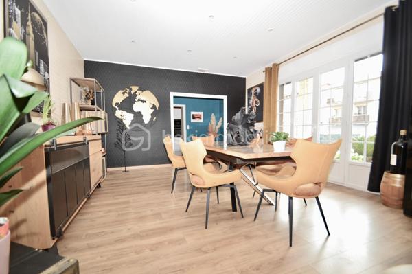 À Saint-Laurent-de-la-Salanque, découvrez cette agréable villa T4 de plain-pied d'environ 125 m², implantée sur une belle parcelle de 710 m². Dès l'entrée, vous serez séduit par son spacieux salon-séjour lumineux de 42 m², idéal pour partager des moments conviviaux en famille ou entre amis. La maison dispose également d'une cuisine indépendante entièrement équipée, de trois chambres avec placards, d'une salle d'eau moderne avec douche à l'italienne et d'un WC indépendant. À l'extérieur, profitez d'une vaste terrasse d'environ 60 m² avec cuisine d'été, parfaite pour les repas en plein air. Le terrain, piscinable, offre de nombreuses possibilités d'aménagement et permet le stationnement de plusieurs véhicules. Un atelier et une dépendance complètent ce bien, constituant un véritable atout pour une activité artisanale, libérale ou pour disposer d'espaces de rangement supplémentaires. Côté confort : climatisation, double vitrage, volets roulants électriques, portail automatique, vide sanitaire et forage. Située à proximité des plages du Barcarès et des commodités, cette propriété rare sur le secteur allie confort de vie, espace extérieur généreux et fort potentiel d'exploitation. À visiter sans tarder !