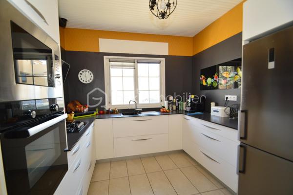 À Saint-Laurent-de-la-Salanque, découvrez cette agréable villa T4 de plain-pied d'environ 125 m², implantée sur une belle parcelle de 710 m². Dès l'entrée, vous serez séduit par son spacieux salon-séjour lumineux de 42 m², idéal pour partager des moments conviviaux en famille ou entre amis. La maison dispose également d'une cuisine indépendante entièrement équipée, de trois chambres avec placards, d'une salle d'eau moderne avec douche à l'italienne et d'un WC indépendant. À l'extérieur, profitez d'une vaste terrasse d'environ 60 m² avec cuisine d'été, parfaite pour les repas en plein air. Le terrain, piscinable, offre de nombreuses possibilités d'aménagement et permet le stationnement de plusieurs véhicules. Un atelier et une dépendance complètent ce bien, constituant un véritable atout pour une activité artisanale, libérale ou pour disposer d'espaces de rangement supplémentaires. Côté confort : climatisation, double vitrage, volets roulants électriques, portail automatique, vide sanitaire et forage. Située à proximité des plages du Barcarès et des commodités, cette propriété rare sur le secteur allie confort de vie, espace extérieur généreux et fort potentiel d'exploitation. À visiter sans tarder !