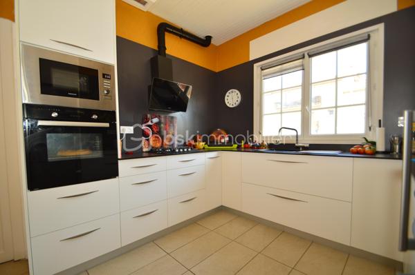 À Saint-Laurent-de-la-Salanque, découvrez cette agréable villa T4 de plain-pied d'environ 125 m², implantée sur une belle parcelle de 710 m². Dès l'entrée, vous serez séduit par son spacieux salon-séjour lumineux de 42 m², idéal pour partager des moments conviviaux en famille ou entre amis. La maison dispose également d'une cuisine indépendante entièrement équipée, de trois chambres avec placards, d'une salle d'eau moderne avec douche à l'italienne et d'un WC indépendant. À l'extérieur, profitez d'une vaste terrasse d'environ 60 m² avec cuisine d'été, parfaite pour les repas en plein air. Le terrain, piscinable, offre de nombreuses possibilités d'aménagement et permet le stationnement de plusieurs véhicules. Un atelier et une dépendance complètent ce bien, constituant un véritable atout pour une activité artisanale, libérale ou pour disposer d'espaces de rangement supplémentaires. Côté confort : climatisation, double vitrage, volets roulants électriques, portail automatique, vide sanitaire et forage. Située à proximité des plages du Barcarès et des commodités, cette propriété rare sur le secteur allie confort de vie, espace extérieur généreux et fort potentiel d'exploitation. À visiter sans tarder !
