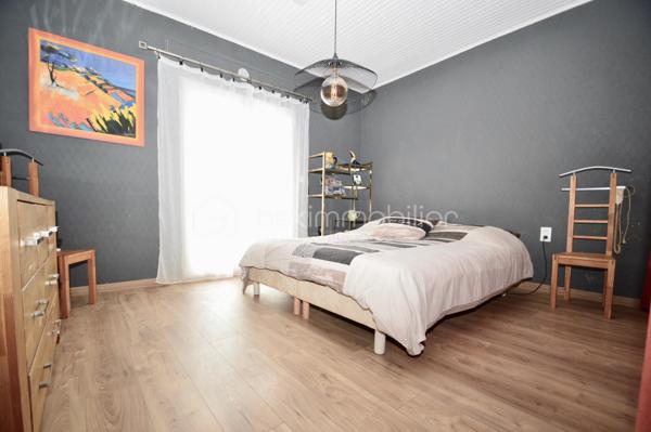 À Saint-Laurent-de-la-Salanque, découvrez cette agréable villa T4 de plain-pied d'environ 125 m², implantée sur une belle parcelle de 710 m². Dès l'entrée, vous serez séduit par son spacieux salon-séjour lumineux de 42 m², idéal pour partager des moments conviviaux en famille ou entre amis. La maison dispose également d'une cuisine indépendante entièrement équipée, de trois chambres avec placards, d'une salle d'eau moderne avec douche à l'italienne et d'un WC indépendant. À l'extérieur, profitez d'une vaste terrasse d'environ 60 m² avec cuisine d'été, parfaite pour les repas en plein air. Le terrain, piscinable, offre de nombreuses possibilités d'aménagement et permet le stationnement de plusieurs véhicules. Un atelier et une dépendance complètent ce bien, constituant un véritable atout pour une activité artisanale, libérale ou pour disposer d'espaces de rangement supplémentaires. Côté confort : climatisation, double vitrage, volets roulants électriques, portail automatique, vide sanitaire et forage. Située à proximité des plages du Barcarès et des commodités, cette propriété rare sur le secteur allie confort de vie, espace extérieur généreux et fort potentiel d'exploitation. À visiter sans tarder !