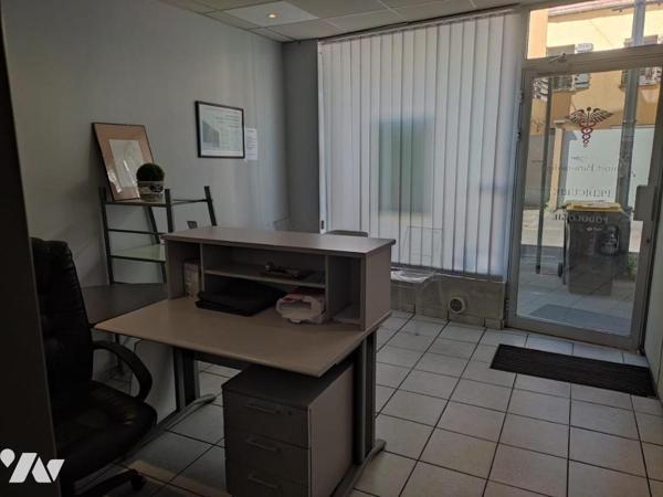 Sur la commune de Bagnolet (Seine Saint Denis) Bureau et activité médicale