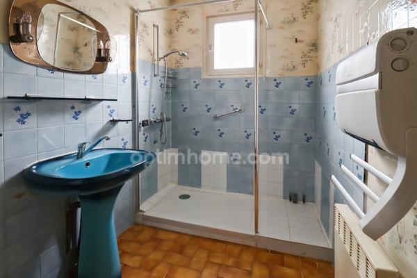 Maison de plain Pied de 104 m² - 7 pièces - 5 chambres - Véranda - Garage - sur parcelle de Terrain Clos de 1500 m² - MAGNAC LAVAL (87)