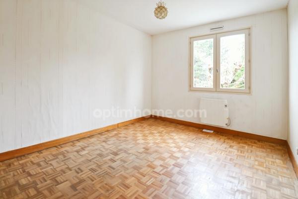 Maison de plain Pied de 104 m² - 7 pièces - 5 chambres - Véranda - Garage - sur parcelle de Terrain Clos de 1500 m² - MAGNAC LAVAL (87)
