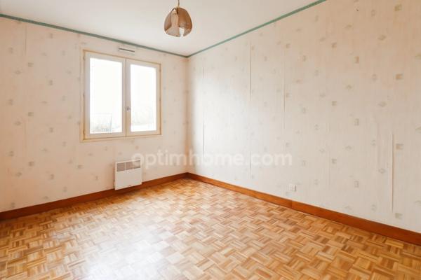 Maison de plain Pied de 104 m² - 7 pièces - 5 chambres - Véranda - Garage - sur parcelle de Terrain Clos de 1500 m² - MAGNAC LAVAL (87)