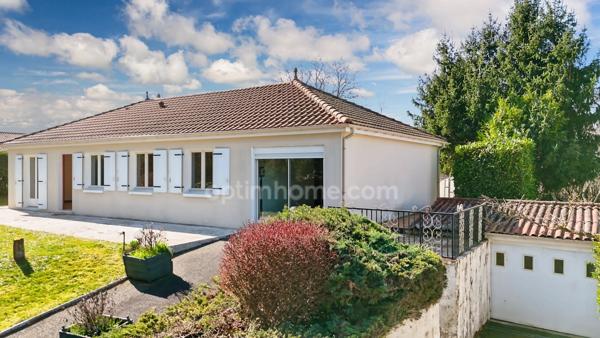 Maison de plain Pied de 104 m² - 7 pièces - 5 chambres - Véranda - Garage - sur parcelle de Terrain Clos de 1500 m² - MAGNAC LAVAL (87)