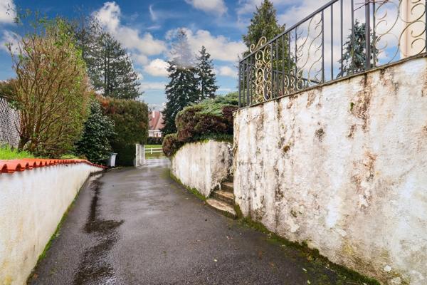 Maison de plain Pied de 104 m² - 7 pièces - 5 chambres - Véranda - Garage - sur parcelle de Terrain Clos de 1500 m² - MAGNAC LAVAL (87)