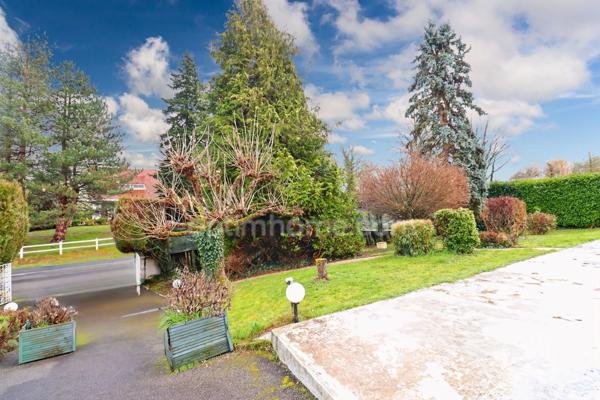 Maison de plain Pied de 104 m² - 7 pièces - 5 chambres - Véranda - Garage - sur parcelle de Terrain Clos de 1500 m² - MAGNAC LAVAL (87)