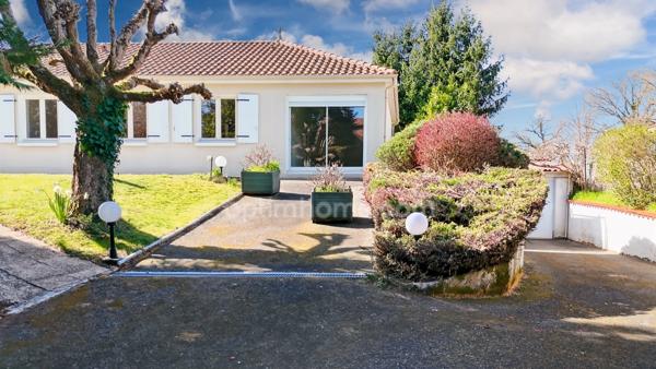 Maison de plain Pied de 104 m² - 7 pièces - 5 chambres - Véranda - Garage - sur parcelle de Terrain Clos de 1500 m² - MAGNAC LAVAL (87)