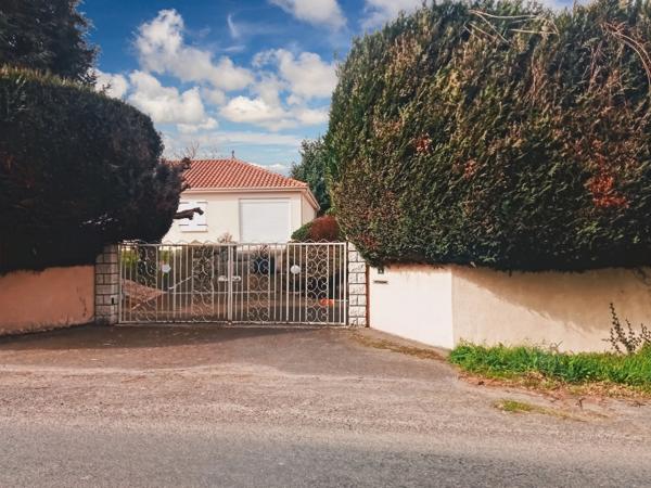 Maison de plain Pied de 104 m² - 7 pièces - 5 chambres - Véranda - Garage - sur parcelle de Terrain Clos de 1500 m² - MAGNAC LAVAL (87)