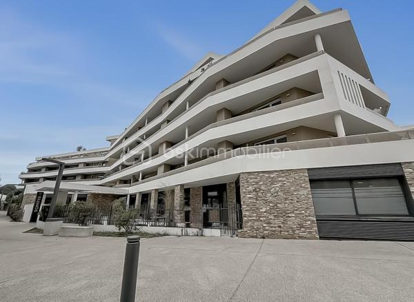 CONTACT AGENCE 06 69 53 61 29 

*** APPARTEMENT T2 AVEC LOCATAIRE EN PLACE – RÉSIDENCE SENIORS SERVICES HAUT DE GAMME À CASTELNAU-LE-LEZ ***

Situé au sein de la résidence seniors services DOMITYS Le Sextant, construite en 2017, découvrez ce charmant appartement T2 de 46 m² en rez-de-chaussée, idéal pour un investissement locatif sécurisé.

Une vidéo du bien est disponible sur demande.

Le bien :
• Appartement 2 pièces de 46 m²
• Situé en rez-de-chaussée
• Agencement fonctionnel et agréable
• Belle luminosité et prestations soignées
• Une cave en annexe pour davantage de rangement

Situation locative :
• Locataire en place depuis février
• Revenus locatifs immédiats
• Gestion simplifiée grâce à la résidence services

La résidence :
La résidence DOMITYS Le Sextant est une résidence seniors récente, reconnue pour la qualité de ses prestations et son cadre de vie sécurisé.

Elle offre à ses résidents :
• Accueil et présence 24h/24
• Restaurant sur place
• Piscine intérieure, espace bien-être et salle de sport
• Animations et espaces de convivialité
• Espaces verts et environnement agréable
• Services à la carte (ménage, assistance, etc.)

Les + pour l’investisseur :
• Résidence récente (2017)
• Standing élevé et forte attractivité locative
• Revenus sécurisés avec locataire en place
• Aucune gestion complexe au quotidien

Produit idéal pour un investissement patrimonial alliant rentabilité et tranquillité.

Pour plus d’informations ou organiser une visite, contactez-nous dès maintenant.
