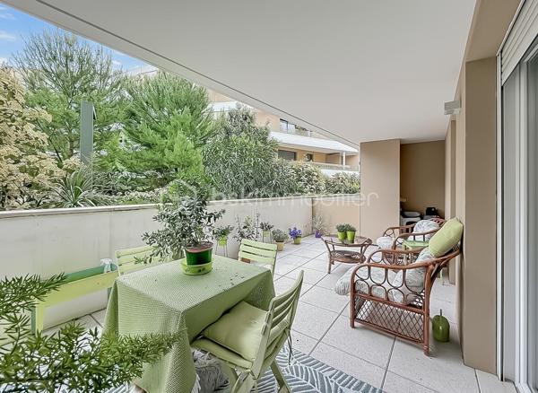 CONTACT AGENCE 06 69 53 61 29 

*** APPARTEMENT T2 AVEC LOCATAIRE EN PLACE – RÉSIDENCE SENIORS SERVICES HAUT DE GAMME À CASTELNAU-LE-LEZ ***

Situé au sein de la résidence seniors services DOMITYS Le Sextant, construite en 2017, découvrez ce charmant appartement T2 de 46 m² en rez-de-chaussée, idéal pour un investissement locatif sécurisé.

Une vidéo du bien est disponible sur demande.

Le bien :
• Appartement 2 pièces de 46 m²
• Situé en rez-de-chaussée
• Agencement fonctionnel et agréable
• Belle luminosité et prestations soignées
• Une cave en annexe pour davantage de rangement

Situation locative :
• Locataire en place depuis février
• Revenus locatifs immédiats
• Gestion simplifiée grâce à la résidence services

La résidence :
La résidence DOMITYS Le Sextant est une résidence seniors récente, reconnue pour la qualité de ses prestations et son cadre de vie sécurisé.

Elle offre à ses résidents :
• Accueil et présence 24h/24
• Restaurant sur place
• Piscine intérieure, espace bien-être et salle de sport
• Animations et espaces de convivialité
• Espaces verts et environnement agréable
• Services à la carte (ménage, assistance, etc.)

Les + pour l’investisseur :
• Résidence récente (2017)
• Standing élevé et forte attractivité locative
• Revenus sécurisés avec locataire en place
• Aucune gestion complexe au quotidien

Produit idéal pour un investissement patrimonial alliant rentabilité et tranquillité.

Pour plus d’informations ou organiser une visite, contactez-nous dès maintenant.