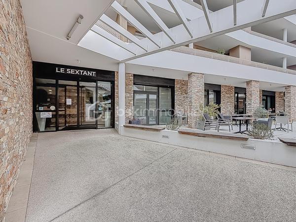 CONTACT AGENCE 06 69 53 61 29 

*** APPARTEMENT T2 AVEC LOCATAIRE EN PLACE – RÉSIDENCE SENIORS SERVICES HAUT DE GAMME À CASTELNAU-LE-LEZ ***

Situé au sein de la résidence seniors services DOMITYS Le Sextant, construite en 2017, découvrez ce charmant appartement T2 de 46 m² en rez-de-chaussée, idéal pour un investissement locatif sécurisé.

Une vidéo du bien est disponible sur demande.

Le bien :
• Appartement 2 pièces de 46 m²
• Situé en rez-de-chaussée
• Agencement fonctionnel et agréable
• Belle luminosité et prestations soignées
• Une cave en annexe pour davantage de rangement

Situation locative :
• Locataire en place depuis février
• Revenus locatifs immédiats
• Gestion simplifiée grâce à la résidence services

La résidence :
La résidence DOMITYS Le Sextant est une résidence seniors récente, reconnue pour la qualité de ses prestations et son cadre de vie sécurisé.

Elle offre à ses résidents :
• Accueil et présence 24h/24
• Restaurant sur place
• Piscine intérieure, espace bien-être et salle de sport
• Animations et espaces de convivialité
• Espaces verts et environnement agréable
• Services à la carte (ménage, assistance, etc.)

Les + pour l’investisseur :
• Résidence récente (2017)
• Standing élevé et forte attractivité locative
• Revenus sécurisés avec locataire en place
• Aucune gestion complexe au quotidien

Produit idéal pour un investissement patrimonial alliant rentabilité et tranquillité.

Pour plus d’informations ou organiser une visite, contactez-nous dès maintenant.