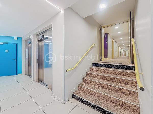 CONTACT AGENCE 06 69 53 61 29 

*** APPARTEMENT T2 AVEC LOCATAIRE EN PLACE – RÉSIDENCE SENIORS SERVICES HAUT DE GAMME À CASTELNAU-LE-LEZ ***

Situé au sein de la résidence seniors services DOMITYS Le Sextant, construite en 2017, découvrez ce charmant appartement T2 de 46 m² en rez-de-chaussée, idéal pour un investissement locatif sécurisé.

Une vidéo du bien est disponible sur demande.

Le bien :
• Appartement 2 pièces de 46 m²
• Situé en rez-de-chaussée
• Agencement fonctionnel et agréable
• Belle luminosité et prestations soignées
• Une cave en annexe pour davantage de rangement

Situation locative :
• Locataire en place depuis février
• Revenus locatifs immédiats
• Gestion simplifiée grâce à la résidence services

La résidence :
La résidence DOMITYS Le Sextant est une résidence seniors récente, reconnue pour la qualité de ses prestations et son cadre de vie sécurisé.

Elle offre à ses résidents :
• Accueil et présence 24h/24
• Restaurant sur place
• Piscine intérieure, espace bien-être et salle de sport
• Animations et espaces de convivialité
• Espaces verts et environnement agréable
• Services à la carte (ménage, assistance, etc.)

Les + pour l’investisseur :
• Résidence récente (2017)
• Standing élevé et forte attractivité locative
• Revenus sécurisés avec locataire en place
• Aucune gestion complexe au quotidien

Produit idéal pour un investissement patrimonial alliant rentabilité et tranquillité.

Pour plus d’informations ou organiser une visite, contactez-nous dès maintenant.