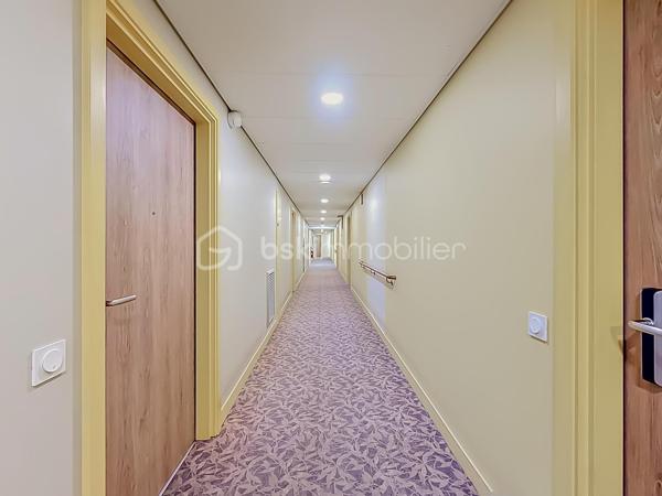 CONTACT AGENCE 06 69 53 61 29 

*** APPARTEMENT T2 AVEC LOCATAIRE EN PLACE – RÉSIDENCE SENIORS SERVICES HAUT DE GAMME À CASTELNAU-LE-LEZ ***

Situé au sein de la résidence seniors services DOMITYS Le Sextant, construite en 2017, découvrez ce charmant appartement T2 de 46 m² en rez-de-chaussée, idéal pour un investissement locatif sécurisé.

Une vidéo du bien est disponible sur demande.

Le bien :
• Appartement 2 pièces de 46 m²
• Situé en rez-de-chaussée
• Agencement fonctionnel et agréable
• Belle luminosité et prestations soignées
• Une cave en annexe pour davantage de rangement

Situation locative :
• Locataire en place depuis février
• Revenus locatifs immédiats
• Gestion simplifiée grâce à la résidence services

La résidence :
La résidence DOMITYS Le Sextant est une résidence seniors récente, reconnue pour la qualité de ses prestations et son cadre de vie sécurisé.

Elle offre à ses résidents :
• Accueil et présence 24h/24
• Restaurant sur place
• Piscine intérieure, espace bien-être et salle de sport
• Animations et espaces de convivialité
• Espaces verts et environnement agréable
• Services à la carte (ménage, assistance, etc.)

Les + pour l’investisseur :
• Résidence récente (2017)
• Standing élevé et forte attractivité locative
• Revenus sécurisés avec locataire en place
• Aucune gestion complexe au quotidien

Produit idéal pour un investissement patrimonial alliant rentabilité et tranquillité.

Pour plus d’informations ou organiser une visite, contactez-nous dès maintenant.