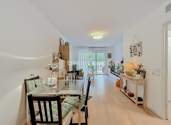 CONTACT AGENCE 06 69 53 61 29 

*** APPARTEMENT T2 AVEC LOCATAIRE EN PLACE – RÉSIDENCE SENIORS SERVICES HAUT DE GAMME À CASTELNAU-LE-LEZ ***

Situé au sein de la résidence seniors services DOMITYS Le Sextant, construite en 2017, découvrez ce charmant appartement T2 de 46 m² en rez-de-chaussée, idéal pour un investissement locatif sécurisé.

Une vidéo du bien est disponible sur demande.

Le bien :
• Appartement 2 pièces de 46 m²
• Situé en rez-de-chaussée
• Agencement fonctionnel et agréable
• Belle luminosité et prestations soignées
• Une cave en annexe pour davantage de rangement

Situation locative :
• Locataire en place depuis février
• Revenus locatifs immédiats
• Gestion simplifiée grâce à la résidence services

La résidence :
La résidence DOMITYS Le Sextant est une résidence seniors récente, reconnue pour la qualité de ses prestations et son cadre de vie sécurisé.

Elle offre à ses résidents :
• Accueil et présence 24h/24
• Restaurant sur place
• Piscine intérieure, espace bien-être et salle de sport
• Animations et espaces de convivialité
• Espaces verts et environnement agréable
• Services à la carte (ménage, assistance, etc.)

Les + pour l’investisseur :
• Résidence récente (2017)
• Standing élevé et forte attractivité locative
• Revenus sécurisés avec locataire en place
• Aucune gestion complexe au quotidien

Produit idéal pour un investissement patrimonial alliant rentabilité et tranquillité.

Pour plus d’informations ou organiser une visite, contactez-nous dès maintenant.