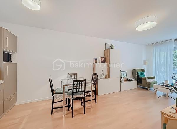 CONTACT AGENCE 06 69 53 61 29 

*** APPARTEMENT T2 AVEC LOCATAIRE EN PLACE – RÉSIDENCE SENIORS SERVICES HAUT DE GAMME À CASTELNAU-LE-LEZ ***

Situé au sein de la résidence seniors services DOMITYS Le Sextant, construite en 2017, découvrez ce charmant appartement T2 de 46 m² en rez-de-chaussée, idéal pour un investissement locatif sécurisé.

Une vidéo du bien est disponible sur demande.

Le bien :
• Appartement 2 pièces de 46 m²
• Situé en rez-de-chaussée
• Agencement fonctionnel et agréable
• Belle luminosité et prestations soignées
• Une cave en annexe pour davantage de rangement

Situation locative :
• Locataire en place depuis février
• Revenus locatifs immédiats
• Gestion simplifiée grâce à la résidence services

La résidence :
La résidence DOMITYS Le Sextant est une résidence seniors récente, reconnue pour la qualité de ses prestations et son cadre de vie sécurisé.

Elle offre à ses résidents :
• Accueil et présence 24h/24
• Restaurant sur place
• Piscine intérieure, espace bien-être et salle de sport
• Animations et espaces de convivialité
• Espaces verts et environnement agréable
• Services à la carte (ménage, assistance, etc.)

Les + pour l’investisseur :
• Résidence récente (2017)
• Standing élevé et forte attractivité locative
• Revenus sécurisés avec locataire en place
• Aucune gestion complexe au quotidien

Produit idéal pour un investissement patrimonial alliant rentabilité et tranquillité.

Pour plus d’informations ou organiser une visite, contactez-nous dès maintenant.
