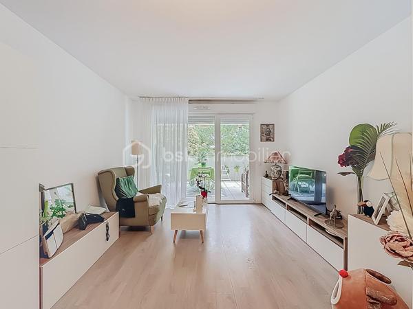 CONTACT AGENCE 06 69 53 61 29 

*** APPARTEMENT T2 AVEC LOCATAIRE EN PLACE – RÉSIDENCE SENIORS SERVICES HAUT DE GAMME À CASTELNAU-LE-LEZ ***

Situé au sein de la résidence seniors services DOMITYS Le Sextant, construite en 2017, découvrez ce charmant appartement T2 de 46 m² en rez-de-chaussée, idéal pour un investissement locatif sécurisé.

Une vidéo du bien est disponible sur demande.

Le bien :
• Appartement 2 pièces de 46 m²
• Situé en rez-de-chaussée
• Agencement fonctionnel et agréable
• Belle luminosité et prestations soignées
• Une cave en annexe pour davantage de rangement

Situation locative :
• Locataire en place depuis février
• Revenus locatifs immédiats
• Gestion simplifiée grâce à la résidence services

La résidence :
La résidence DOMITYS Le Sextant est une résidence seniors récente, reconnue pour la qualité de ses prestations et son cadre de vie sécurisé.

Elle offre à ses résidents :
• Accueil et présence 24h/24
• Restaurant sur place
• Piscine intérieure, espace bien-être et salle de sport
• Animations et espaces de convivialité
• Espaces verts et environnement agréable
• Services à la carte (ménage, assistance, etc.)

Les + pour l’investisseur :
• Résidence récente (2017)
• Standing élevé et forte attractivité locative
• Revenus sécurisés avec locataire en place
• Aucune gestion complexe au quotidien

Produit idéal pour un investissement patrimonial alliant rentabilité et tranquillité.

Pour plus d’informations ou organiser une visite, contactez-nous dès maintenant.