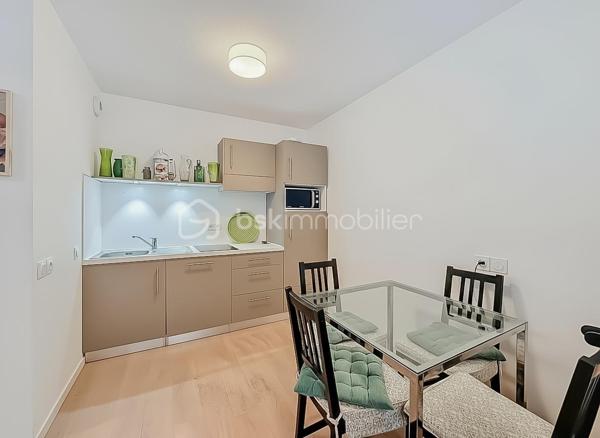 CONTACT AGENCE 06 69 53 61 29 

*** APPARTEMENT T2 AVEC LOCATAIRE EN PLACE – RÉSIDENCE SENIORS SERVICES HAUT DE GAMME À CASTELNAU-LE-LEZ ***

Situé au sein de la résidence seniors services DOMITYS Le Sextant, construite en 2017, découvrez ce charmant appartement T2 de 46 m² en rez-de-chaussée, idéal pour un investissement locatif sécurisé.

Une vidéo du bien est disponible sur demande.

Le bien :
• Appartement 2 pièces de 46 m²
• Situé en rez-de-chaussée
• Agencement fonctionnel et agréable
• Belle luminosité et prestations soignées
• Une cave en annexe pour davantage de rangement

Situation locative :
• Locataire en place depuis février
• Revenus locatifs immédiats
• Gestion simplifiée grâce à la résidence services

La résidence :
La résidence DOMITYS Le Sextant est une résidence seniors récente, reconnue pour la qualité de ses prestations et son cadre de vie sécurisé.

Elle offre à ses résidents :
• Accueil et présence 24h/24
• Restaurant sur place
• Piscine intérieure, espace bien-être et salle de sport
• Animations et espaces de convivialité
• Espaces verts et environnement agréable
• Services à la carte (ménage, assistance, etc.)

Les + pour l’investisseur :
• Résidence récente (2017)
• Standing élevé et forte attractivité locative
• Revenus sécurisés avec locataire en place
• Aucune gestion complexe au quotidien

Produit idéal pour un investissement patrimonial alliant rentabilité et tranquillité.

Pour plus d’informations ou organiser une visite, contactez-nous dès maintenant.